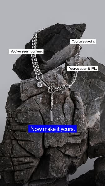 This ad shows a metal chain necklace and promotes it by referencing its popularity online and on social media, then invi
