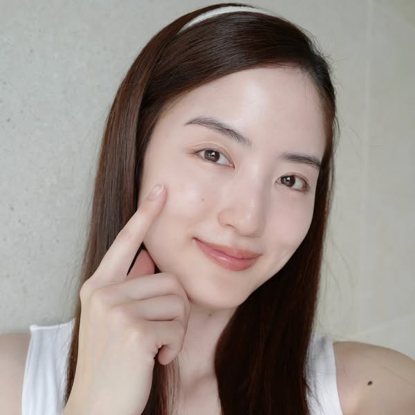 This ad features a woman showcasing her skin and pointing out a dark spot on her face. This suggests that the advertised