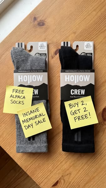 This image ad features two pairs of Hojiow alpaca wool socks and sticky notes promoting the brand's Memorial Day sal