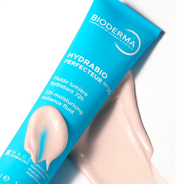 This ad showcases Bioderma's Hydrabio Perfecteur SPF 30 radiance fluid. The product is highlighted for its 72-hour m