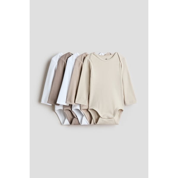 This ad showcases a set of baby bodysuits in neutral colors, emphasizing their simplicity and practicality.