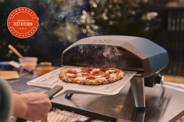This ad showcases the Ooni pizza oven in an outdoor setting, emphasizing its ease of use and the quality of the pizza it