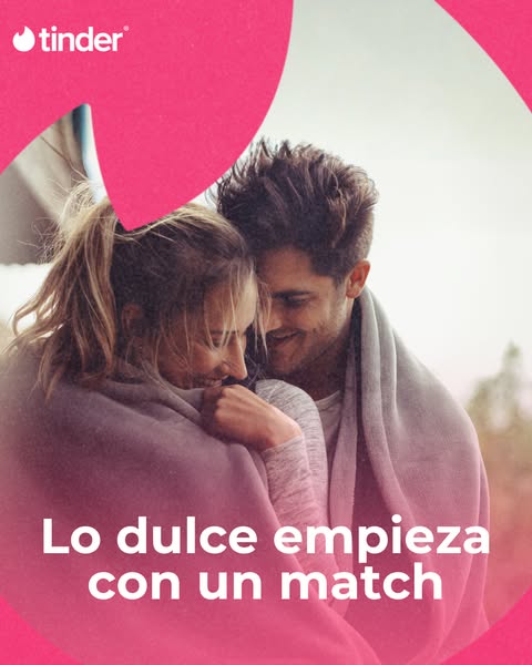 This ad for Tinder features a young couple wrapped in a blanket, with the tagline 'Lo dulce empieza con un match'
