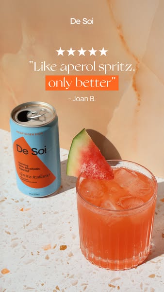 This image ad features a can of De Soi, a non-alcoholic beverage, alongside a cocktail glass filled with the same drink 