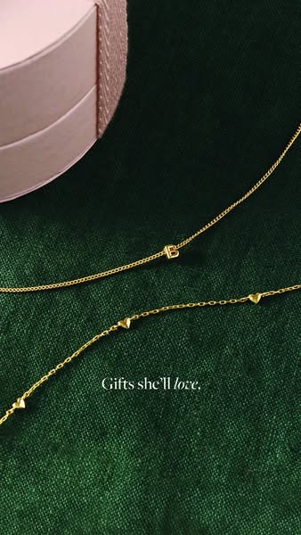 This ad showcases gold necklaces on a green background, focusing on personalized jewelry with an emphasis on gift-giving
