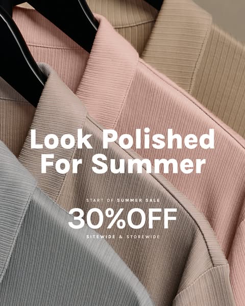 The ad features a close-up view of three polo shirts in different colors, emphasizing a summer sale with a 30% discount.