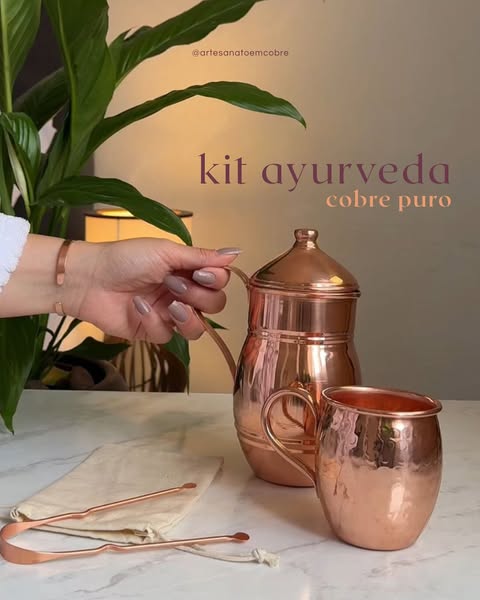 This image ad showcases a copper 'kit ayurveda cobre puro' (ayurveda pure copper kit) including a lidded pitcher