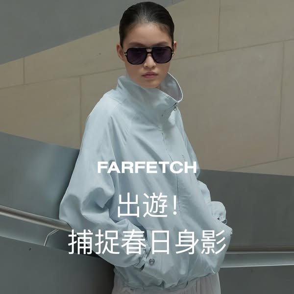 This ad showcases a woman wearing a light blue windbreaker jacket from Farfetch. The ad contains text in Chinese and is 