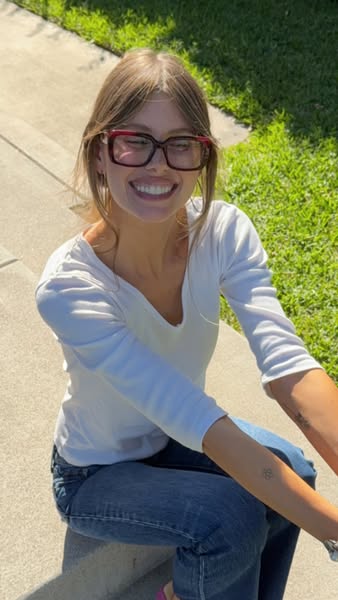 Kira Sutherland ad