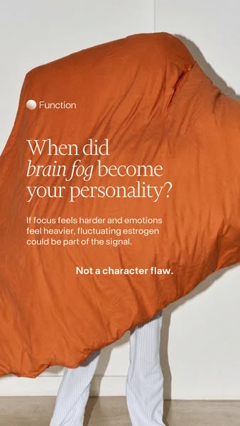 The ad uses a playful and relatable approach to discuss the issue of brain fog, particularly in relation to fluctuating 