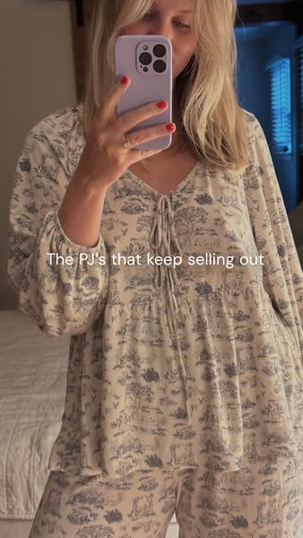 This image ad showcases a woman modeling pajamas and taking a selfie to highlight their popularity. The ad aims to lever