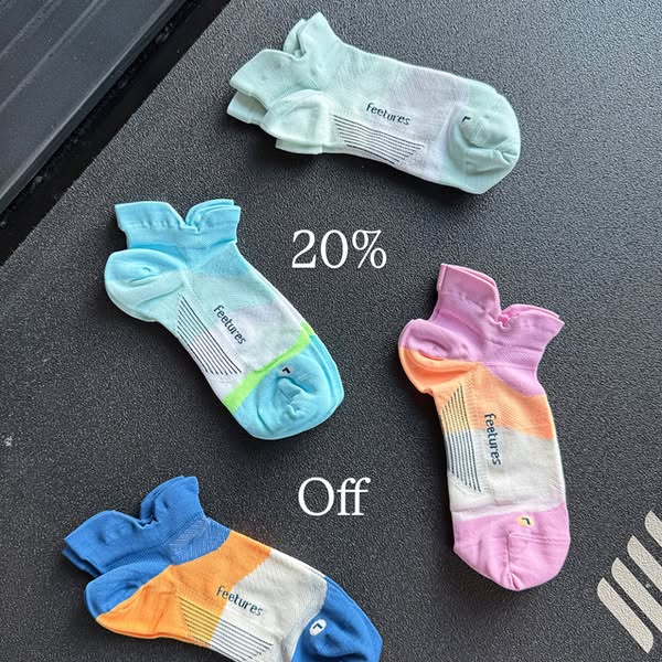 This image ad features a flat lay of running socks to promote 20% off the product.