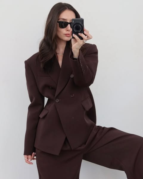This ad features a woman taking a selfie in an oversized blazer and pants set. The ad highlights the product through an 