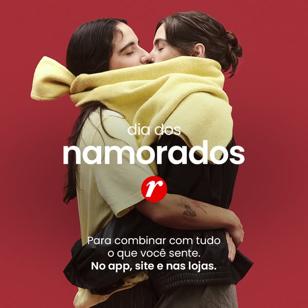 This image ad promotes Riachuelo in celebration of Dia dos Namorados (Valentine's Day in Brazil). It features two pe