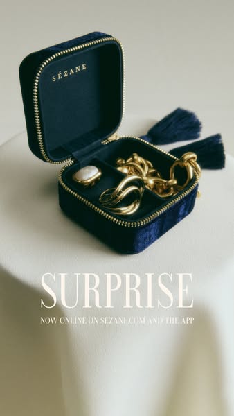 This ad showcases a blue velvet jewelry box from Sézane, filled with gold jewelry. The ad encourages viewers to shop onl