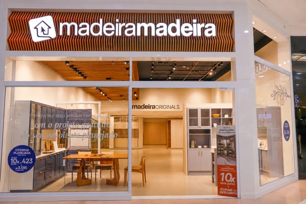 This ad promotes MadeiraMadeira, a kitchen design and installation service, by showcasing their showroom. The ad entices