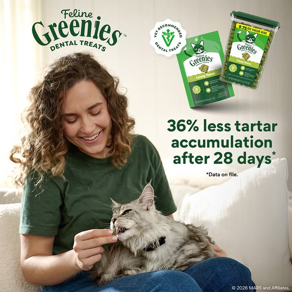 This image ad promotes Greenies Dental Treats for cats, emphasizing their effectiveness in reducing tartar accumulation.