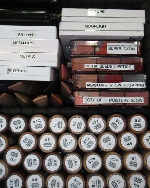 The ad features a makeup artist's kit, displaying various makeup products such as lipsticks, foundations, and eyesha