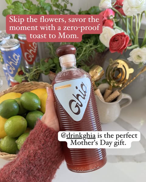 This ad promotes Ghia, a non-alcoholic aperitif, as the perfect Mother's Day gift, suggesting it as an alternative t