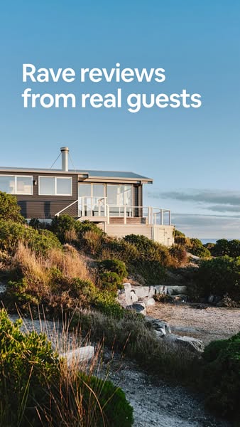 This image ad uses a scenic shot of a coastal home to promote the great reviews of their lodging spaces.