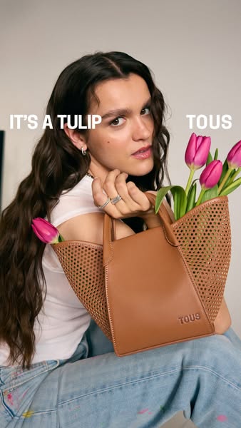 This ad showcases a brown handbag and uses tulip flowers as a branding visual.