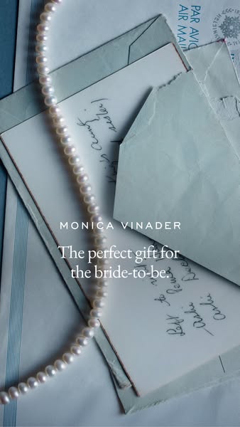 This image ad is designed to target potential gift-givers or brides-to-be, showcasing a string of pearls as a gift optio