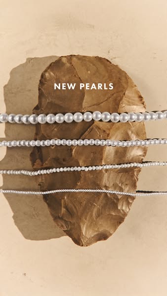 This image ad showcases a pearl necklace product in a simple, minimalistic way.