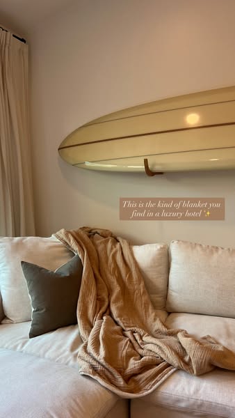 This ad showcases a blanket that the advertiser claims is the kind you find in luxury hotels.