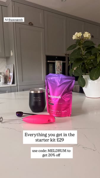 This ad showcases the Spacegoods starter kit, highlighting its contents and offering a discount with a specific code.