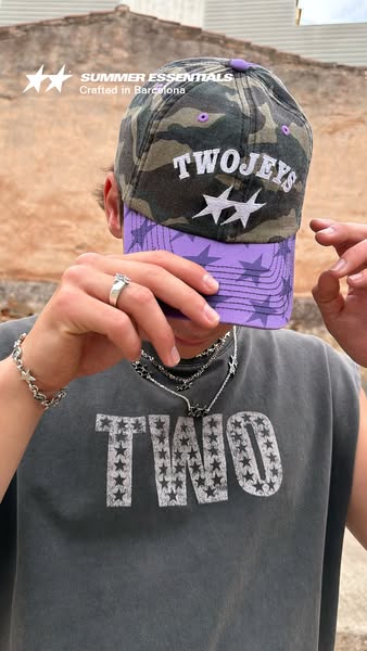 This ad promotes clothing and accessories, specifically a hat and t-shirt from the brand TWOJEYS. The ad showcases a per