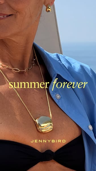 This ad showcases a women's jewelry brand. The brand presents a woman wearing a gold necklace and earring.
