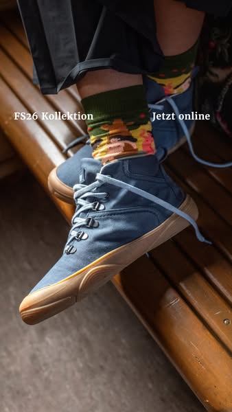 This ad showcases the FS26 Kollektion sneakers, highlighting their unique style and design.