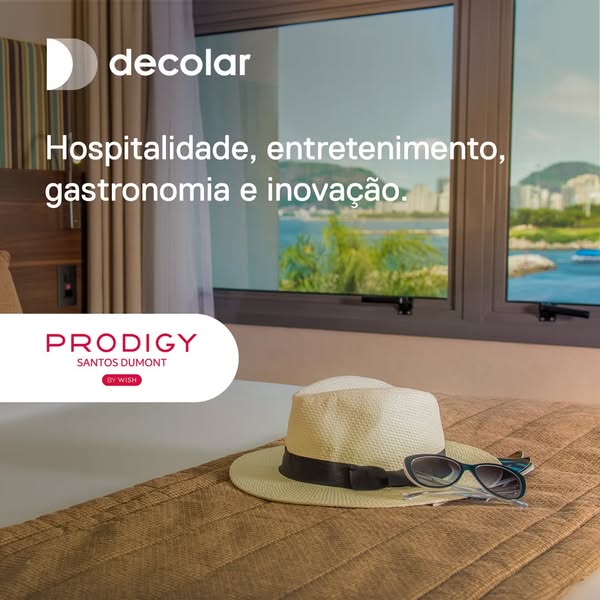 This image ad for Decolar features a hotel room with a view of the ocean. A hat and sunglasses are placed on the bed, su