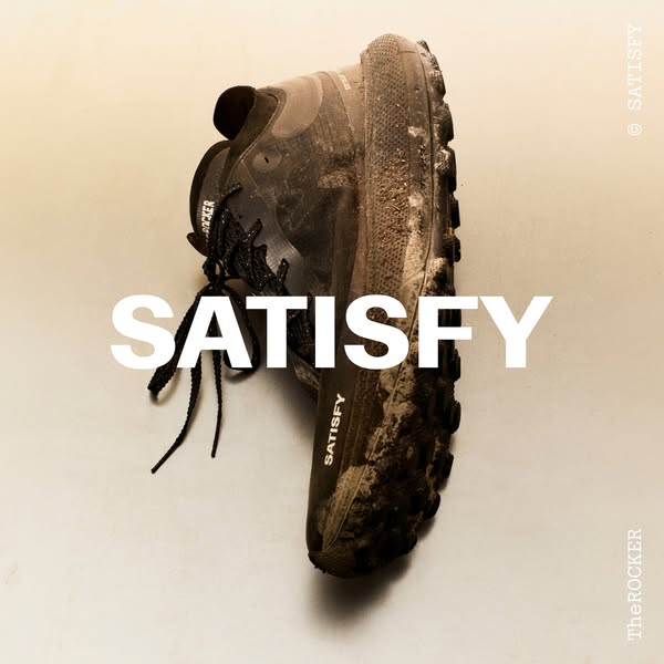 This image ad features a single dirty running shoe from the brand Satisfy in the center of the frame, with the brand nam