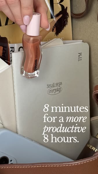 This ad for Gisou lip oil is focused on the lip oil as a quick fix for dry lips, implying that this quick fix will help 
