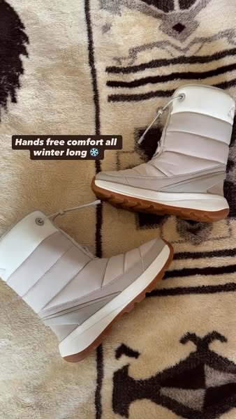 This ad showcases a pair of winter boots, highlighting their hands-free comfort and suitability for winter. The boots ar