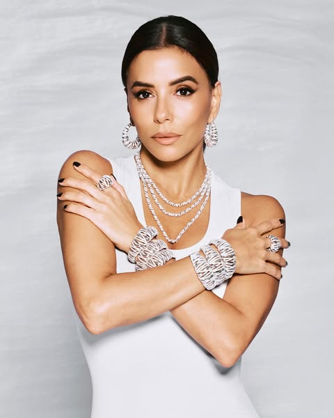 This ad features Eva Longoria showcasing jewelry. The ad focuses on the visual appeal of the jewelry and the celebrity e