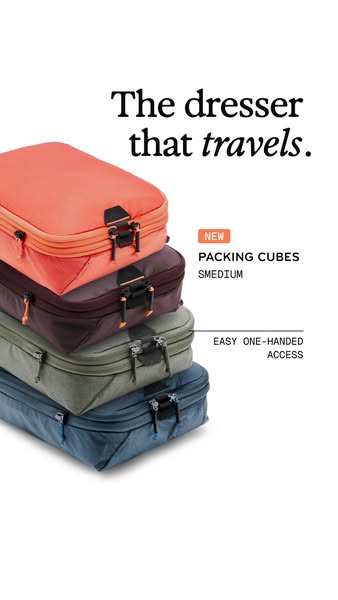 This ad showcases packing cubes, emphasizing their portability and ease of access.