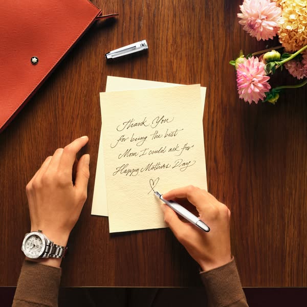This ad features an overhead shot of a person writing a handwritten note to their mother for Mother's Day using a Mo