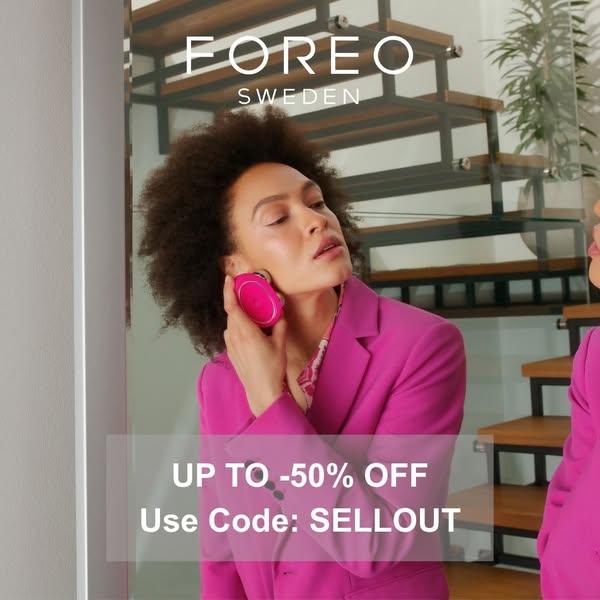 This ad for FOREO shows a woman in front of a mirror demonstrating the product on her face, while also advertising a dis