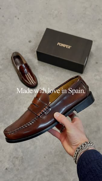 This ad showcases the Pompeii brand's Spanish-made shoes. The image highlights the shoe's quality and craftsmans