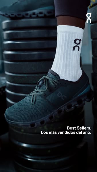 This image ad showcases a dark-colored On running shoe and includes the text "Best Sellers, Los más vendidos del añ