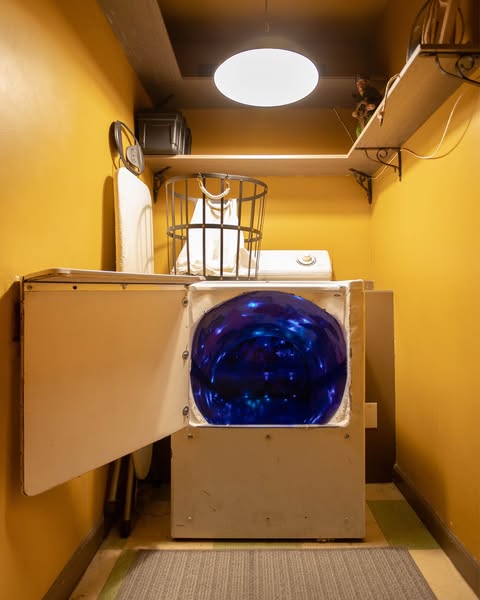 This ad shows a washing machine with a blue light inside. The ad is likely for a laundry detergent or cleaning product t