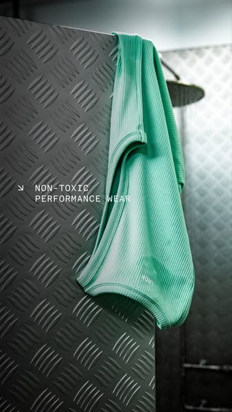 This image ad showcases the brand LNDR and its athletic wear made from non-toxic materials. The image shows an athletic 