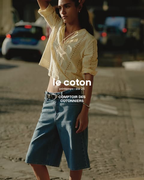 This ad showcases a woman wearing a yellow top and denim shorts from COMPTOIR DES COTONNIERS, highlighting their Spring/