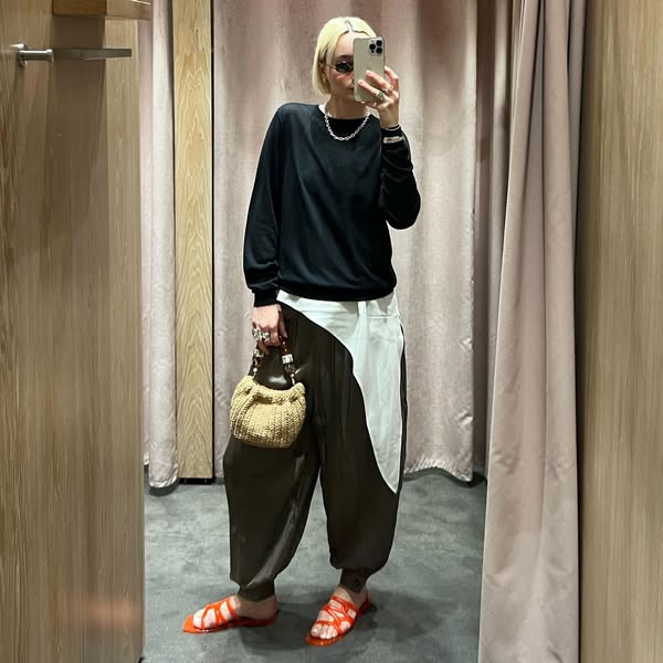 This ad displays the details of a beige hand bag and an influencer showcasing it.