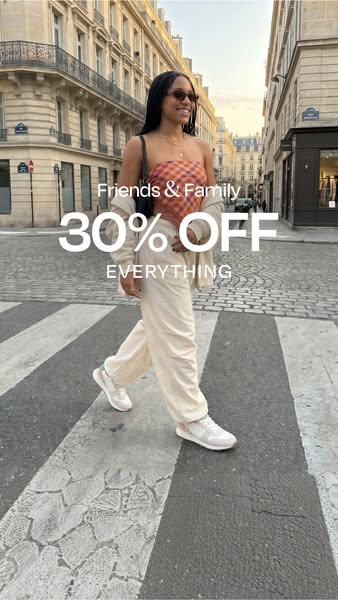 The image ad promotes the brand's products through a Friends & Family sale, offering 30% off on everything. The 